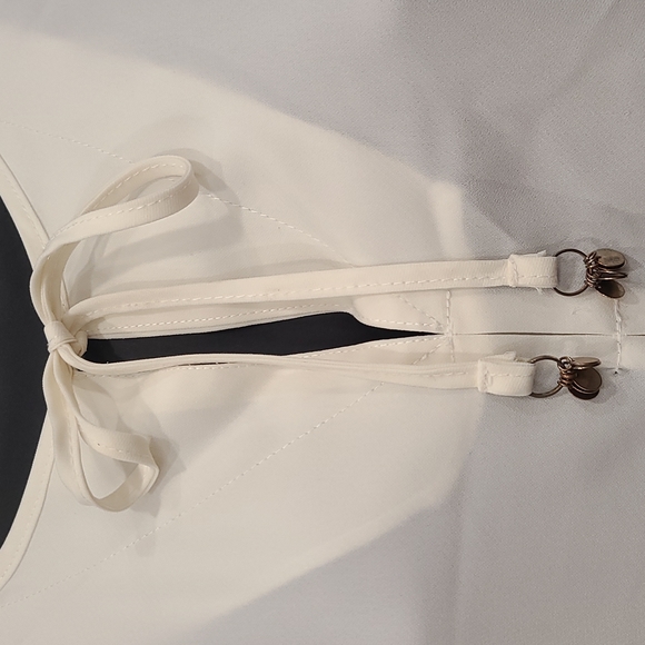 White sleeveless tank - Picture 2 of 4